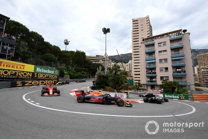 Valtteri Bottas, Mercedes AMG W10, Max Verstappen, Red Bull Racing RB15, y Sebastian Vettel, Ferrari SF90