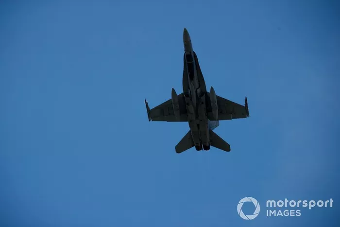 Un CF-18 Hornet pasa sobre el circuito