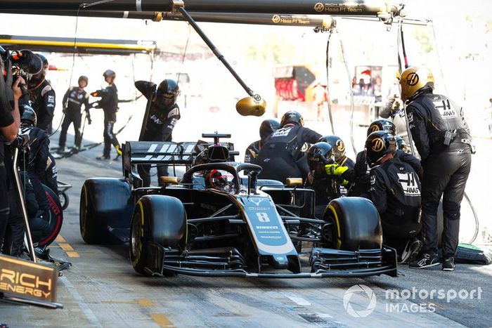 Romain Grosjean, Haas F1 Team VF-19 pit stop 