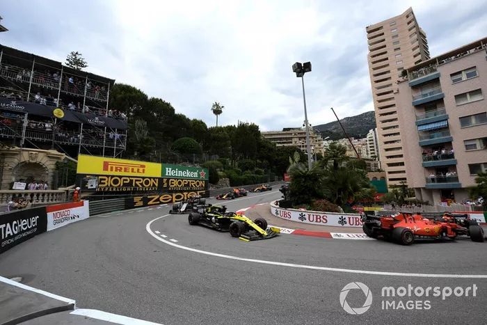 Sebastian Vettel, Ferrari SF90, Daniel Ricciardo, Renault R.S.19, y Kevin Magnussen, Haas F1 Team VF-19