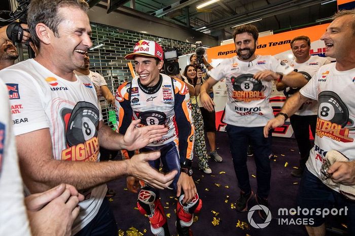 Campeón del mundo Marc Márquez, Repsol Honda Team celebra con el equipo
