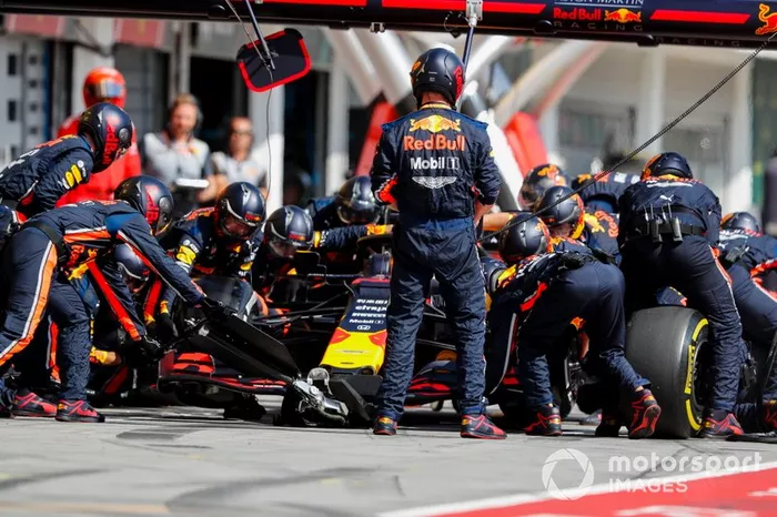 Max Verstappen, Red Bull Racing RB15 pit stop
