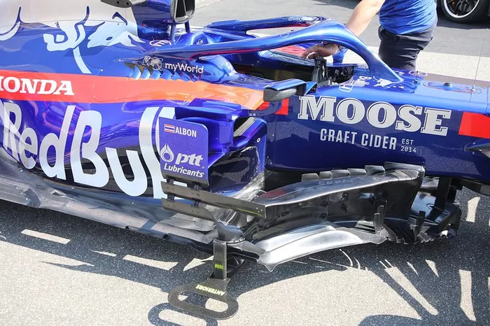 Detalle de los pontones del Toro Rosso STR14