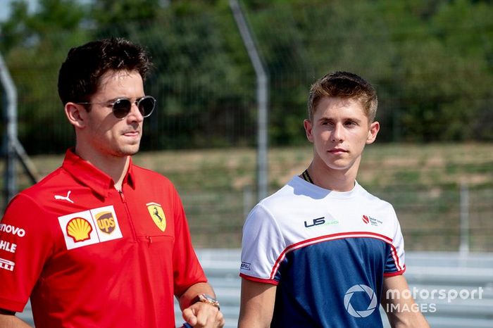 Arthur Leclerc recorre la pista con su hermano Charles Leclerc, Ferrari 