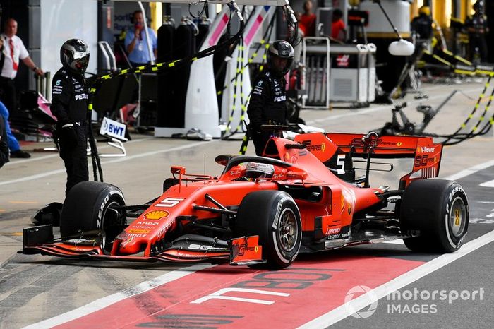 Sebastian Vettel, Ferrari SF90 pit stop para el cambio de alerón delantero después del contacto con Max Verstappen, Red Bull Racing RB15 