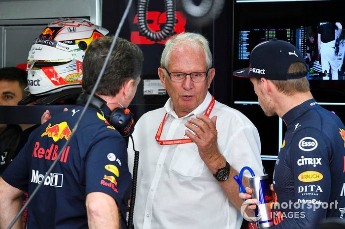 Christian Horner, Director, Red Bull Racing, Helmut Markko, Consultor, Red Bull Racing, y Max Verstappen, Red Bull Racing, en el garaje.