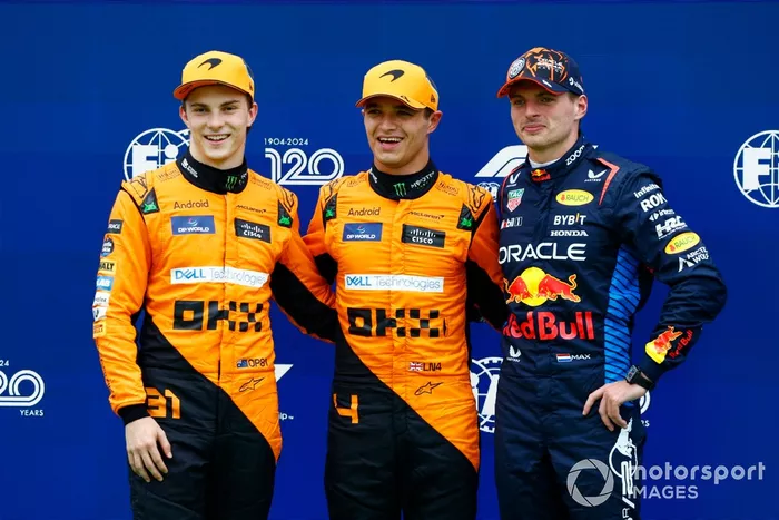 Los tres primeros clasificados Oscar Piastri, McLaren F1 Team, poleman Lando Norris, McLaren F1 Team, Max Verstappen, Red Bull Racing