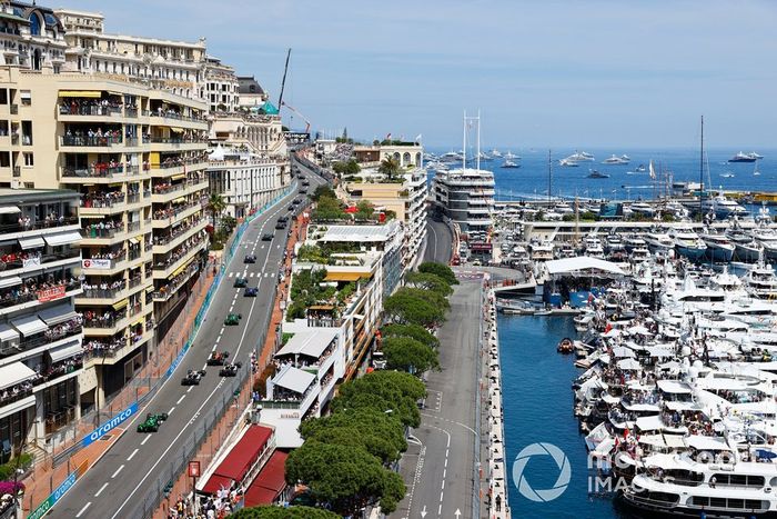 Sergio Pérez, Red Bull Racing RB20, Kevin Magnussen, Haas VF-24, Nico Hulkenberg, Haas VF-24, Zhou Guanyu, Stake F1 Team Kick Sauber C44, en la vuelta de apertura.