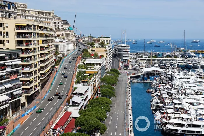 Sergio Pérez, Red Bull Racing RB20, Kevin Magnussen, Haas VF-24, Nico Hulkenberg, Haas VF-24, Zhou Guanyu, Stake F1 Team Kick Sauber C44, en la vuelta de apertura.