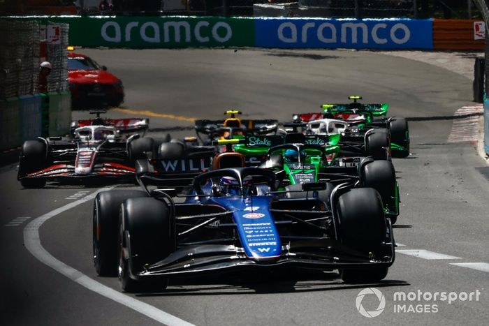 Logan Sargeant, Williams FW46, Valtteri Bottas, Stake F1 Team Kick Sauber C44, Sergio Pérez, Red Bull Racing RB20, en la primera vuelta
