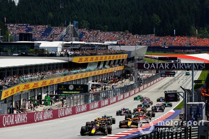 Max Verstappen, Red Bull Racing RB20, Lando Norris, McLaren MCL38, Oscar Piastri, McLaren MCL38, el resto de la parrilla en la salida del Sprint.