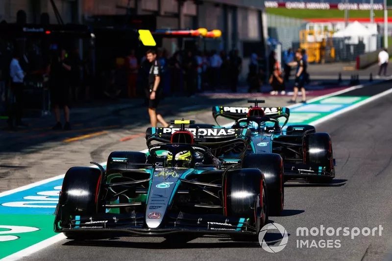 Lewis Hamilton, Mercedes F1 W15, George Russell, Mercedes F1 W15, dans la voie des stands