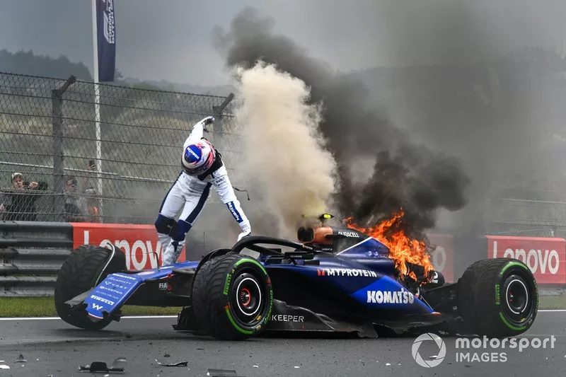 Logan Sargeant, Williams FW46, saute de sa voiture après un accident en FP3.