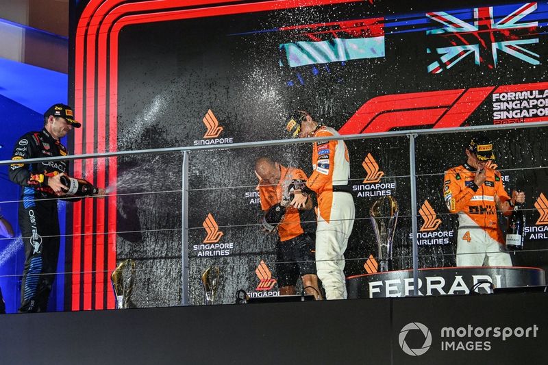 Max Verstappen, Red Bull Racing, 2ª posición, Lando Norris, McLaren F1 Team, 1ª posición, Oscar Piastri, McLaren F1 Team, 3ª posición, spray Champagne en el podio.