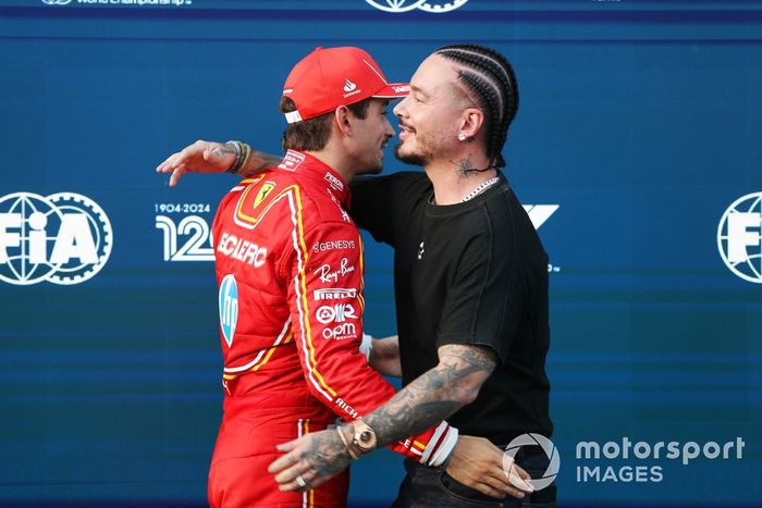 Polak Charles Leclerc, Scuderia Ferrari, otrzymuje gratulacje od J Balvina