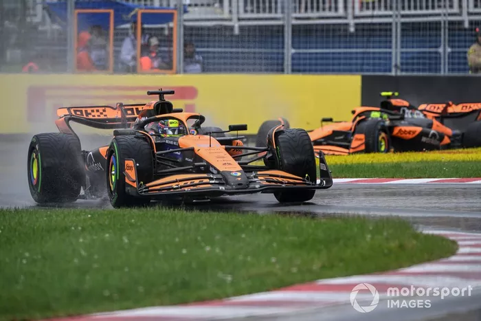 Oscar Piastri, McLaren MCL38, sur la grille de départ