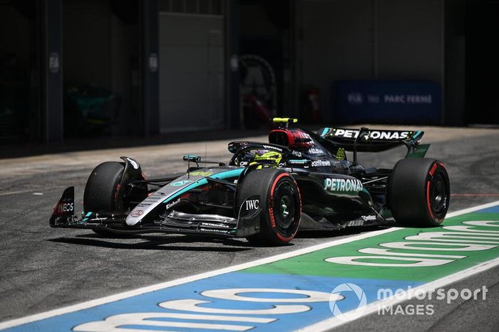 Lewis Hamilton, Mercedes F1 W15, en boxes 