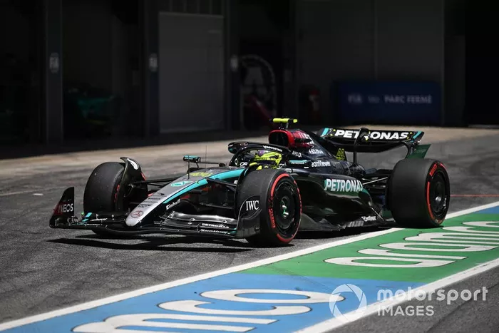 Lewis Hamilton, Mercedes F1 W15, en boxes 