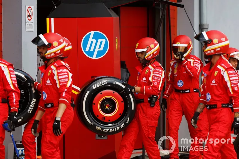 L'équipe des stands de la Scuderia Ferrari dans la voie des stands 