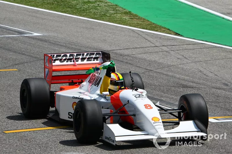 Sebastian Vettel conduit la McLaren MP4/8 d'Ayrton Senna