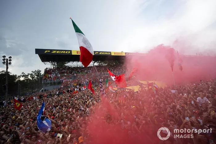Los aficionados de Ferrari llenan el aire de rojo en la ceremonia del podio
