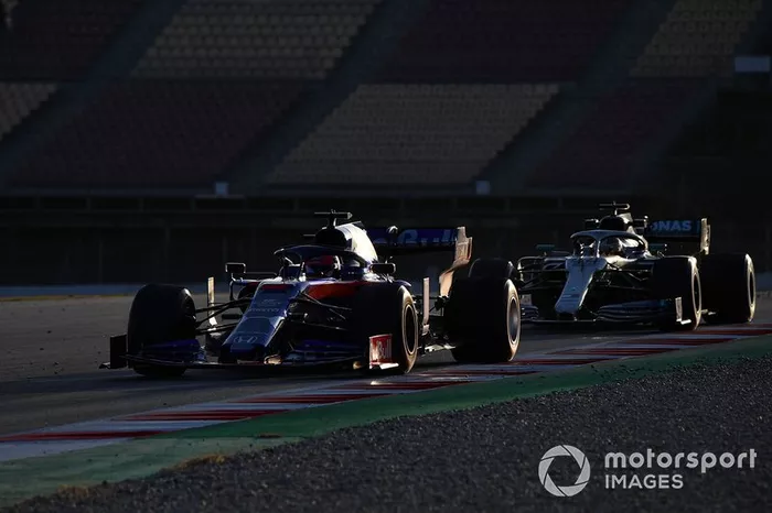Daniil Kvyat, Scuderia Toro Rosso STR14 y Lewis Hamilton, Mercedes-AMG F1 W10 EQ Power+