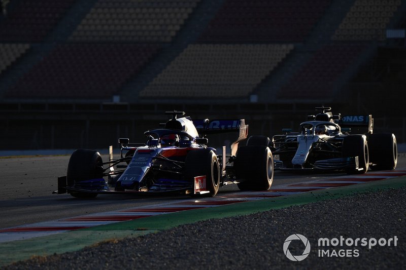 Daniil Kvyat, Scuderia Toro Rosso STR14 e Lewis Hamilton, Mercedes-AMG F1 W10 EQ Power+