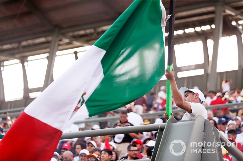 Un tifoso sventola luna bandiera messicana in tribuna