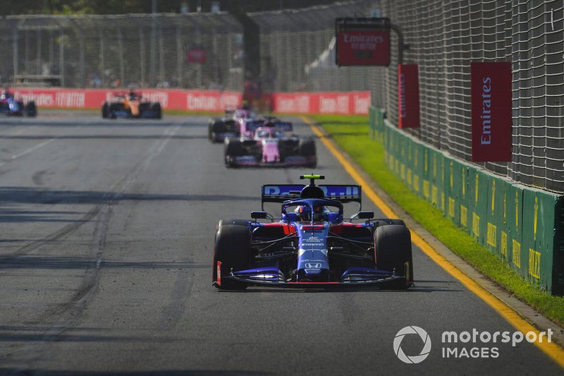 Alexander Albon, Toro Rosso STR14, precede Sergio Perez, Racing Point RP19