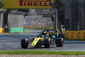 Daniel Ricciardo, Renault R.S.19 with damage and no front wing