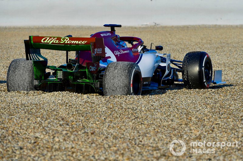 Кімі Райкконен, Alfa Romeo Racing C38, розвернув болід та опинився в гравії зранку