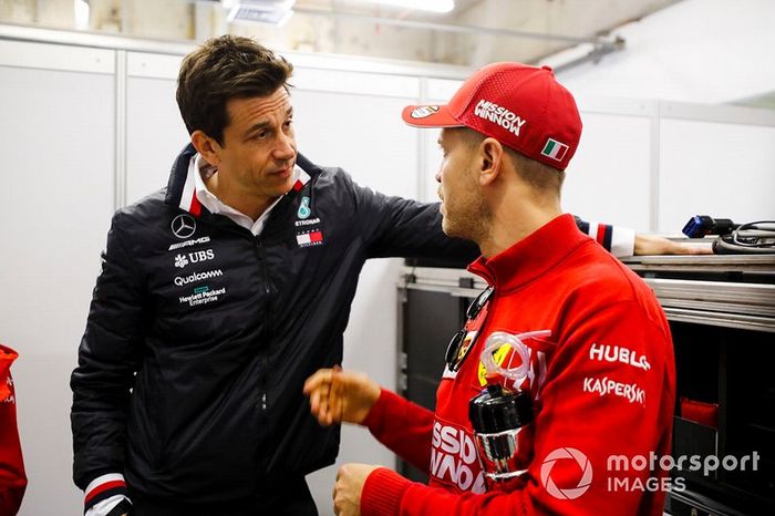 Toto Wolff, director de Mercedes AMG y Sebastian Vettel, Ferrari 