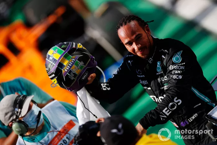 Ganador Lewis Hamilton, Mercedes, celebra en Parc Ferme