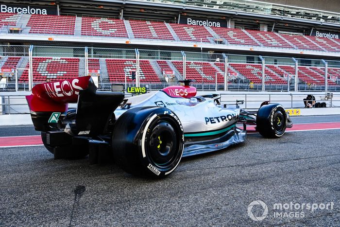 Lewis Hamilton, Mercedes W13, sale de boxes