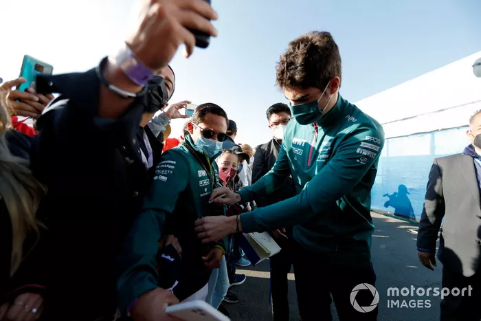 Lance Stroll, Aston Martin firma autógrafos para los fans