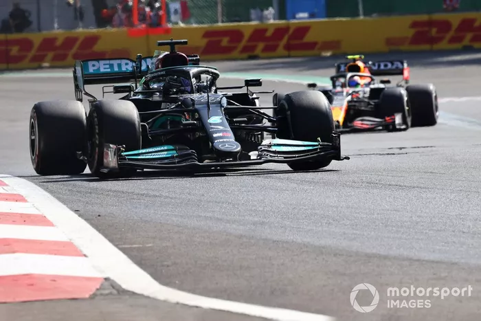 Lewis Hamilton, Mercedes W12, Sergio Pérez, Red Bull Racing RB16B