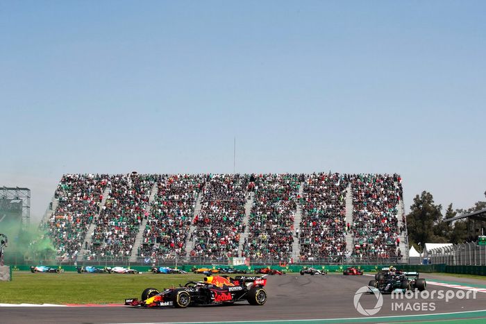 Max Verstappen, Red Bull Racing RB16B, Lewis Hamilton, Mercedes W12, Sergio Pérez, Red Bull Racing RB16B, y el resto del campo en la salida