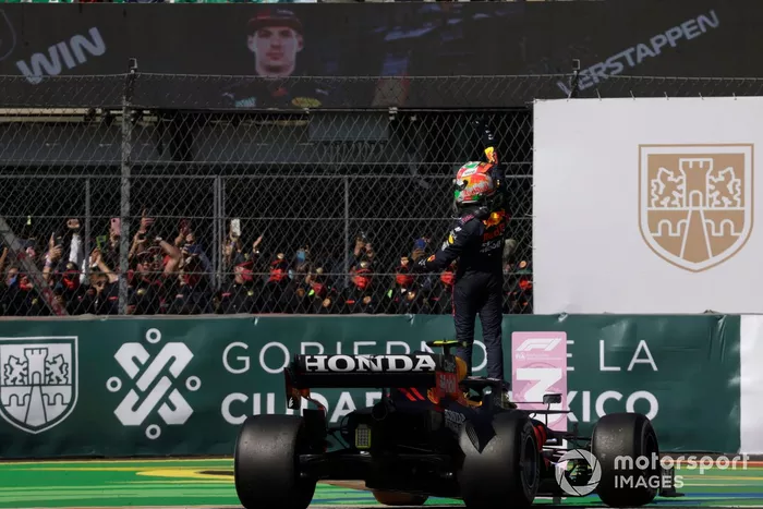 Tercer Lugar Sergio Pérez, Red Bull Racing RB16B, celebra final de la carrera
