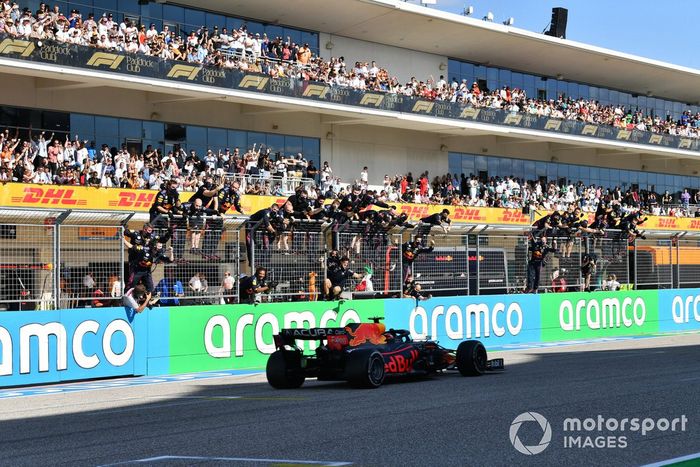 Sergio Pérez, Red Bull Racing RB16B, 3ª posición, cruza la línea de meta entre los vítores de su equipo en el muro de boxes