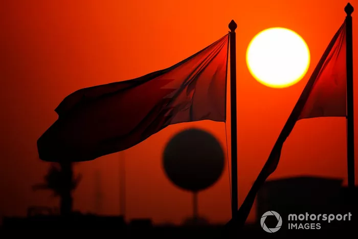 Bandera de Qatar al atardecer