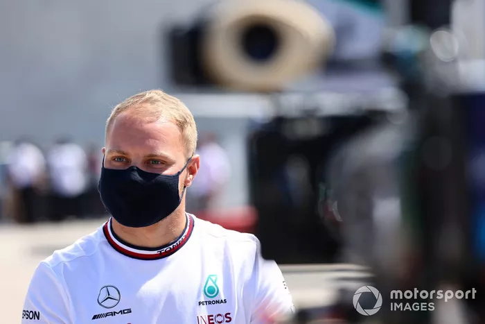 Valtteri Bottas, Mercedes, habla con los medios