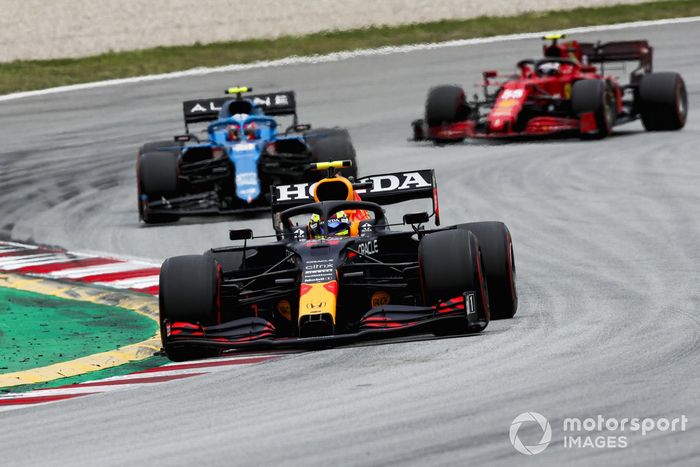 Sergio Pérez, Red Bull Racing RB16B , Esteban Ocon, Alpine A521, Carlos Sainz Jr., Ferrari SF21