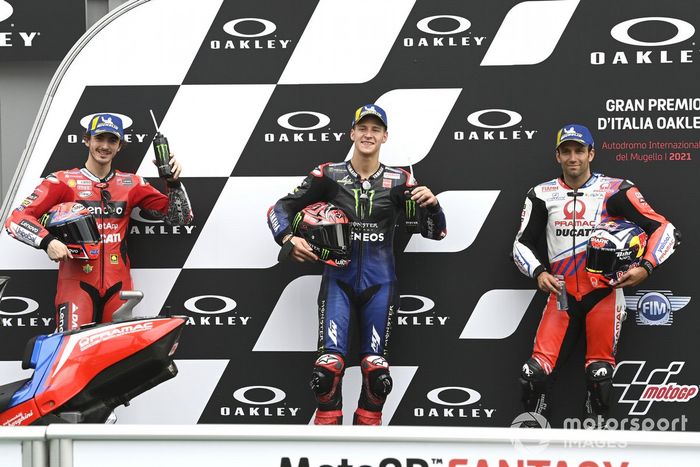 Ganador de la pole Fabio Quartararo, Yamaha Factory Racing, segundo puesto Francesco Bagnaia, Ducati Team, tercer puesto Johann Zarco, Pramac Racing
