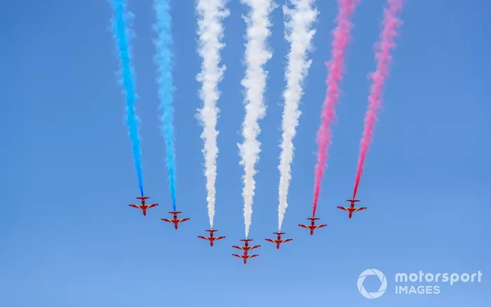 El equipo de acrobacia aérea de la RAF, los Red Arrows, se exhiben ante el público en sus BAE Systems Hawk T.Mk.1A.