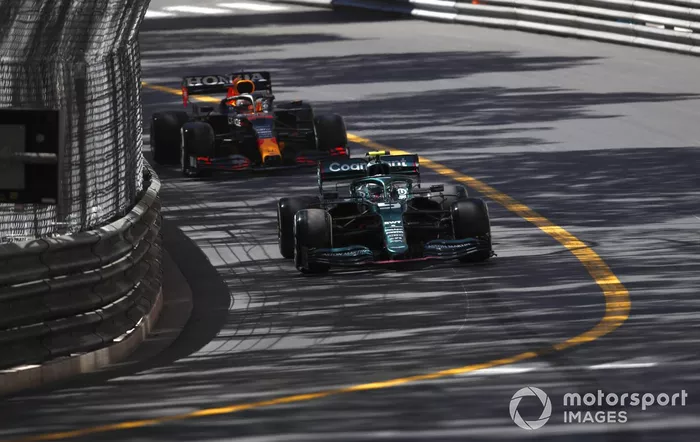 Sebastian Vettel, Aston Martin AMR21, Max Verstappen, Red Bull Racing RB16B