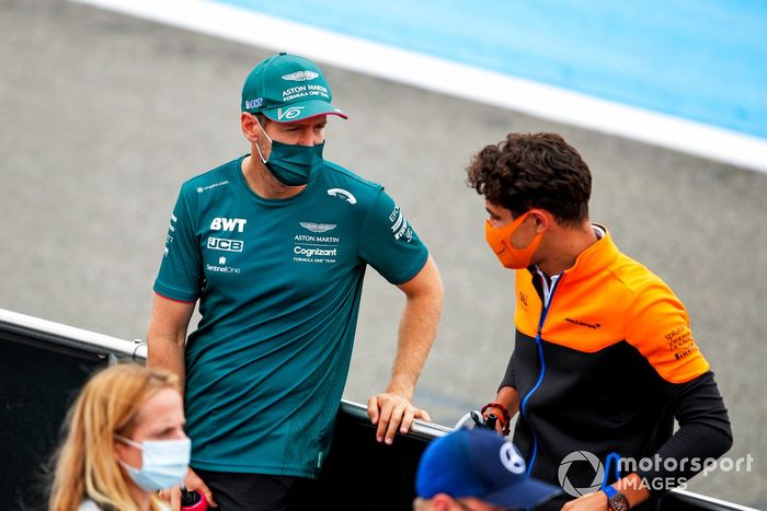 Sebastian Vettel, Aston Martin, Lando Norris, McLaren, en el desfile de pilotos