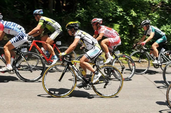 自ら自転車競技に出場する片山右京