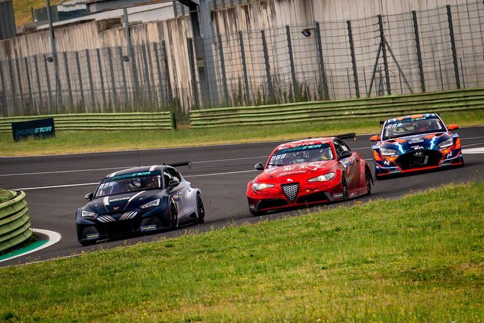 Mikel Azcona, Zengo Motorsport Cupra, liderando