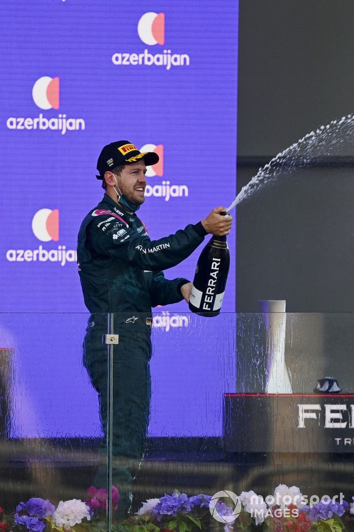 Podio: segundo lugar Sebastian Vettel, Aston Martin, tercer lugar Pierre Gasly, AlphaTauri