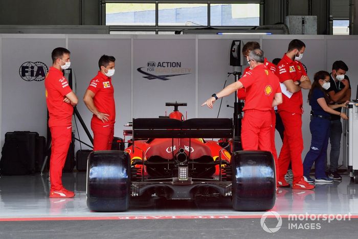 Mecánicos de Ferrari trabajando en sus coches